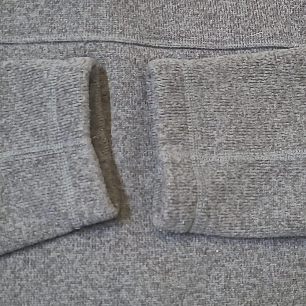 The North Face Gray Fleece Jacket for men colo blue zise m used good condition.